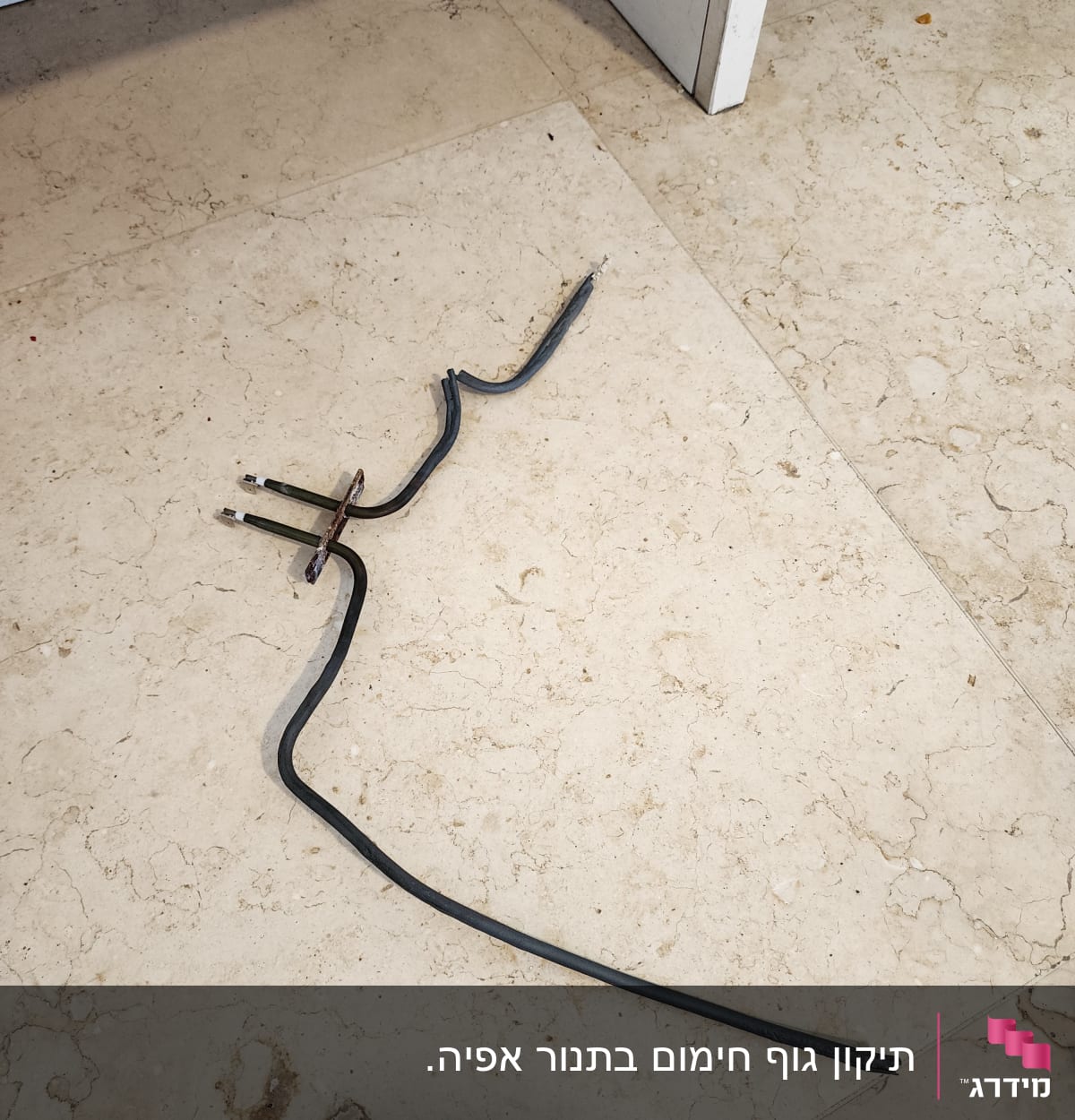 כבל חשמלי קרוע על רצפת אבן